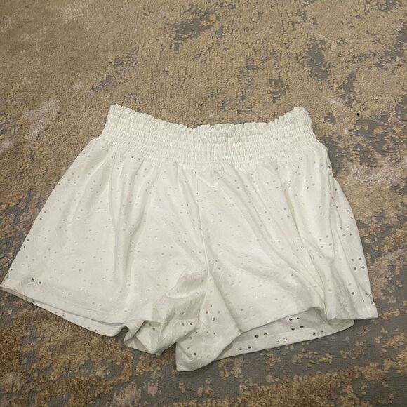 BCBGeneration Shorts Size m Smocked Eyelet Lace Loose White New - Picture 1 of 4